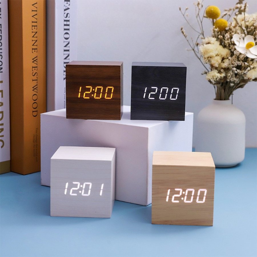 Réveil cube effet bois